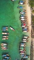 Haut vue de traditionnel en bois thaïlandais bateaux sur phi phi île, Thaïlande video