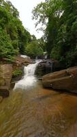 fpv vlucht over- tropisch rivier- en watervallen tussen de weelderig oerwoud in Thailand video