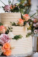 un maravilloso Boda pastel detalle. el flores Mira real, pero son De Verdad comestible azúcar flores foto