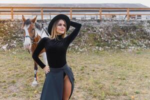 de moda retrato de un hermosa joven mujer y caballo foto