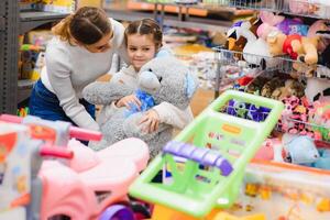 madre con hija a un tienda de comestibles Tienda foto