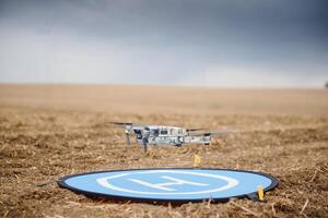 zumbido volador durante el día en campo. el utilizar de drones en el agrícola negocio foto