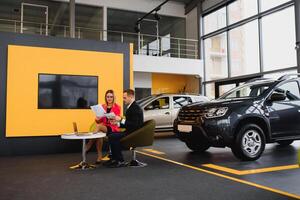 mujer comprando el coche y vendedor de venta foto