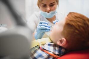 hembra dentista y niño en un dentista oficina foto