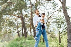 contento hora con padre. familia divertido concepto. barbado hombre y linda hijo niños sonrisa. primavera hora caminar con padre. foto