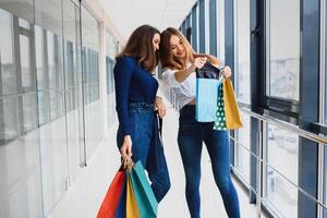 niña con pantalones caminando con su Novia a el centro comercial y compras foto