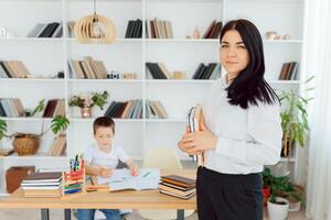 tutor con alumno. pequeño niña estudiando. privado lección. foto