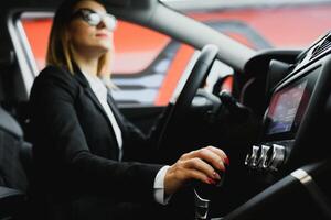 joven negocio mujer conducción en su coche a trabajar. exitoso negocio concepto. negocio mujer conducción foto