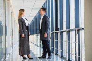 el negocio personas caminar en el oficina salón foto