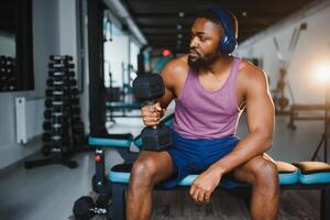 sano africano hombre trabajando fuera con pesas en gimnasia. foto