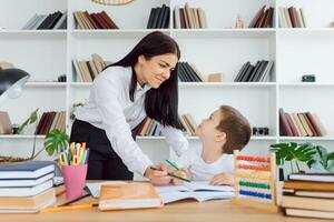 tutor con alumno. pequeño niña estudiando. privado lección. foto