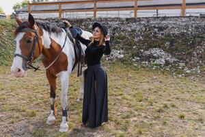 de moda retrato de un hermosa joven mujer y caballo foto