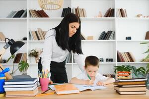 tutor con alumno. pequeño niña estudiando. privado lección. foto