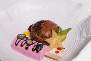 fondant de chocolate con helado de vainilla y salsa de frambuesa foto