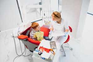 hembra dentista y niño en un dentista oficina foto