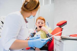 chico satisfecho con el Servicio en el dental oficina. concepto de pediátrico dental tratamiento foto