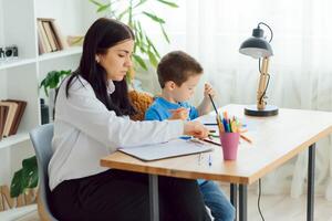 niño psicología, preescolar haciendo lógica pruebas foto