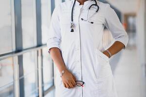 retrato de africano hembra médico a lugar de trabajo foto