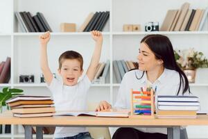 tutor con alumno. pequeño niña estudiando. privado lección. foto