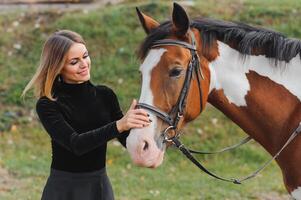 de moda retrato de un hermosa joven mujer y caballo foto