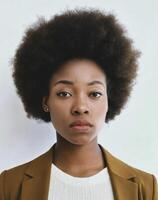 ai generado negro mujer con un profundo mirada y afro popular estilo foto