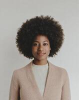 ai generado negro mujer con un profundo mirada y afro popular estilo foto