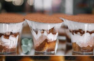 tradicional italiano postre Tiramisu en un vaso en postre mesa foto