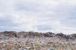 montaña basura, grande basura montón, degradado basura. pila de hedor y tóxico residuo. estos basura ven desde urbano áreas, industrial áreas consumidor sociedad porque masivo desperdiciar. lata no obtener eliminar de foto