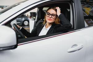 joven negocio mujer conducción en su coche a trabajar. exitoso negocio concepto. negocio mujer conducción foto