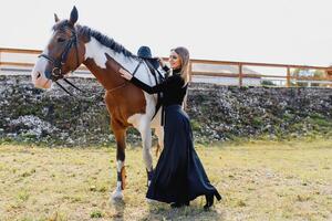 hermosa glamour mujer con un caballo foto