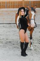 hermosa glamour mujer con un caballo foto