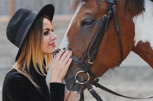 retrato de joven bonito alegre mujer con caballo a verano foto