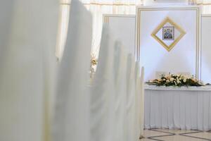 un imagen de mesas ajuste a un lujo Boda salón foto