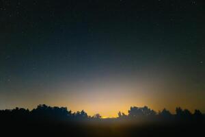 azul oscuro noche cielo con muchos estrellas. espacio antecedentes foto