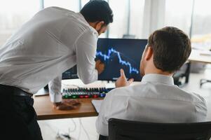 dos hombres comerciantes sentado a escritorio a oficina juntos mirando a datos análisis que se discute lluvia de ideas exitoso estrategia inspirado trabajo en equipo concepto de cerca foto