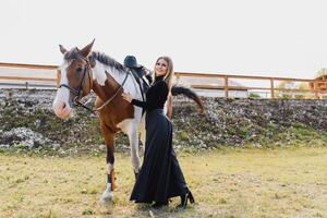 de moda retrato de un hermosa joven mujer y caballo foto