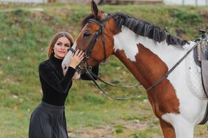 de moda retrato de un hermosa joven mujer y caballo foto