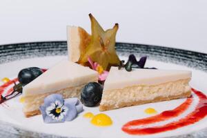 tarta de queso con mermelada y bayas en un plato en un blanco antecedentes foto