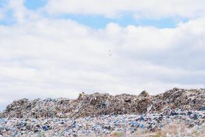 enorme pila de basura en un ciudad tugurio en melancólico día. acuerdo el ambiente limpio. ecológico problemas. foto