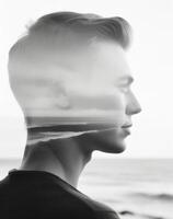 ai generado persona silueta en negro y blanco y doble exposición efecto con mar en el antecedentes foto