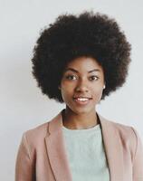 ai generado negro mujer con un profundo mirada y afro popular estilo foto