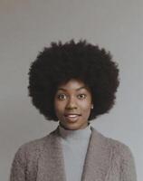 ai generado negro mujer con un profundo mirada y afro popular estilo foto