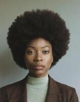 ai generado negro mujer con un profundo mirada y afro popular estilo foto