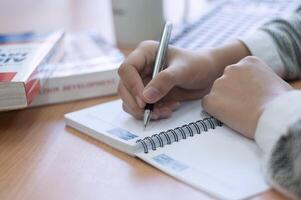 manos escritura en un blanco libro en oficina escritorio foto