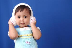 un indonesio pequeño niña vistiendo venda foto