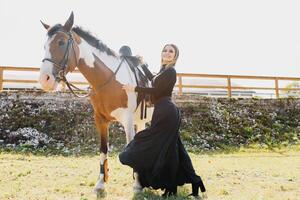 de moda retrato de un hermosa joven mujer y caballo foto