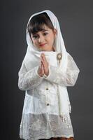 un joven asiático niña vistiendo javanés tradicional ropa foto