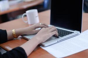 manos escribiendo en un teclado de computadora foto