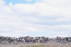 enorme pila de basura en un ciudad tugurio en melancólico día. acuerdo el ambiente limpio. ecológico problemas. foto