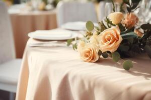 ai generado un mesa con un beige Manteles y melocotón pelusa rosas blanco platos. Boda cena conjunto arriba. celebracion Copiar espacio foto